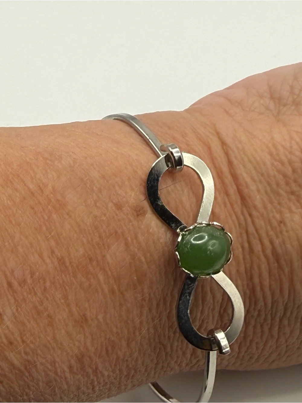 Vintage Green Cabochon Silver Tone Infinity Bangle Bracelet Size 6 Unmarked